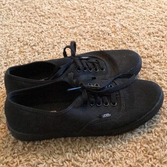 All black vans - Picture 1 of 1